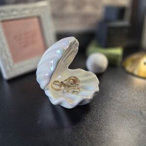 Iridescent Shell Jewelry Holder with Light Up Pearl
